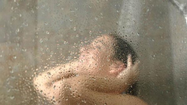 Коллективные водные процедуры девушек в душевой кабинке