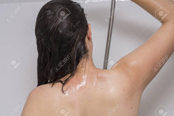 Коллективные водные ритуалы женщин в душевой кабинке