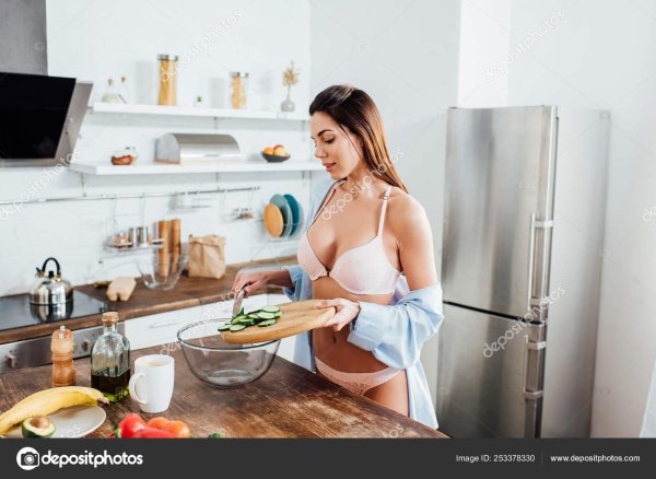 Фотосессия на кухне, Кухня девушка, Сексуальная девушка в лифчике