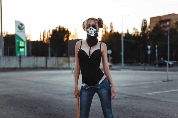 Крутая девушка в черной маске для фотосессии