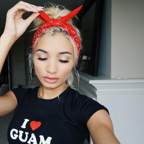 Очаровательная девушка Pia mia с банданой на волосах