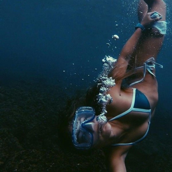 Девушка в купальнике под водой в сексуальной подводной фотосессии