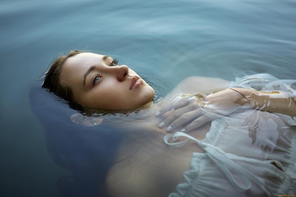 Девушка лежит на воде, Девушка в воде, Женщина в воде