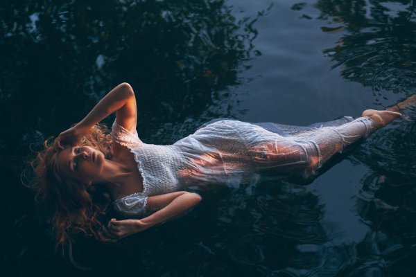 Девушка в воде, Девушка лежит в воде, Девушка в воде фотосессия