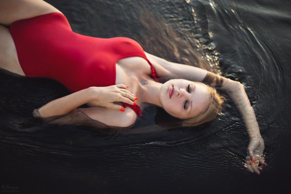 Девушка лежит на воде