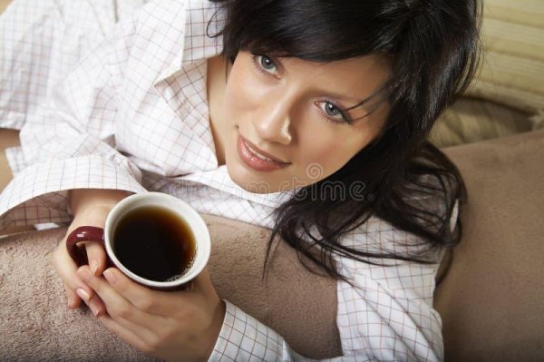 Интимная красавица пьет кофе в уютной постели