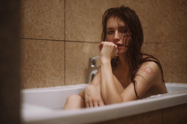 Девушка в ванне, Девушки в ванной частное, Девушка
