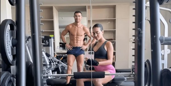Роналду демонстрирует мощное тело на тренировке