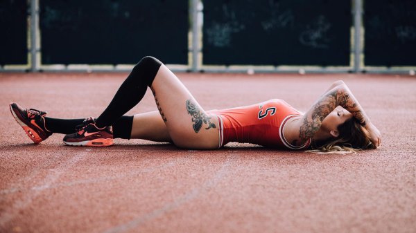 Красивая спортивная девушка в Nike Air Max