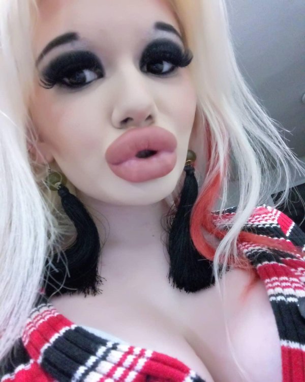 Модель Андреа Иванова с fake lips в стиле бимбо