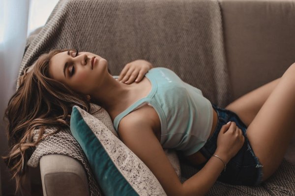 Sara Houchens с горячими ногами в шортах