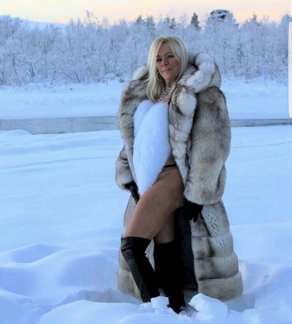Кэндис Свейнпол в шубе на голое тело
