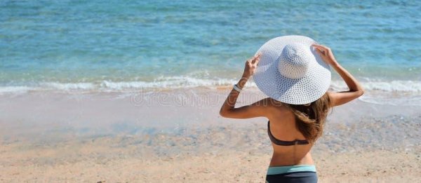 Девушка в шляпе на море, Девушка в большой шляпе на пляже, Девушка в шляпе на пляже