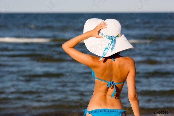 Девушка в шляпе на море, Девушка в большой шляпе на пляже, Шляпа на пляж