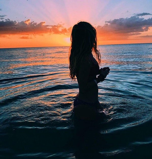 Девушка на море со спины, Девушка море, Девушка на море со спины с темными волосами