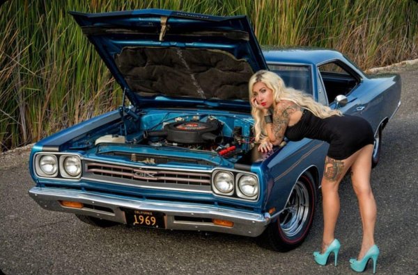 Девушка с автомобилем, Plymouth road runner, Девушка и авто
