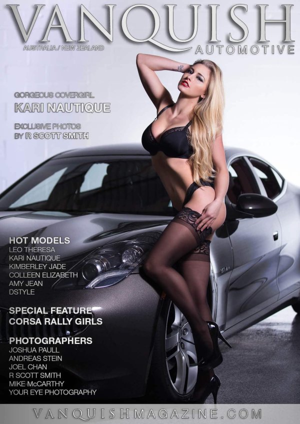 Игривая Kari Nautique в белье возле автомобиля