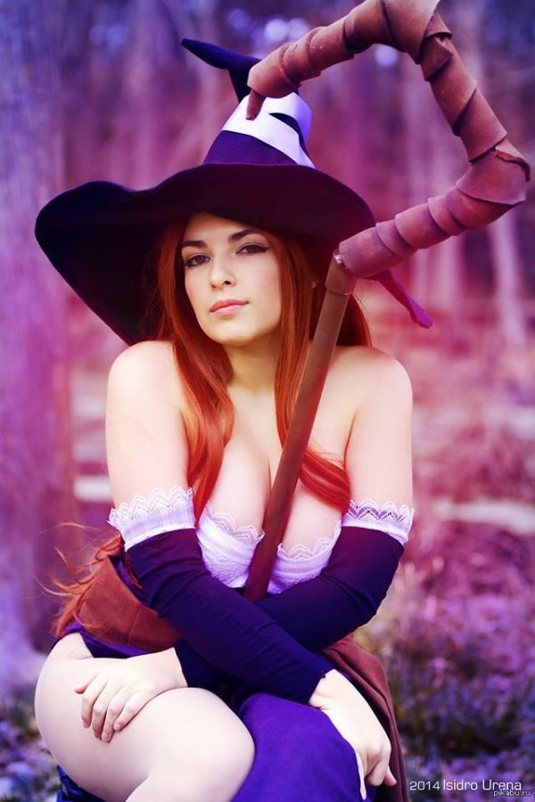 Сексуальная ведьмочка в косплее колдуньи из Dragon's Crown