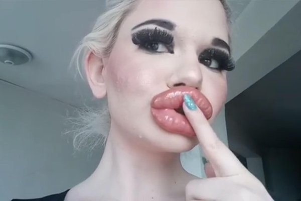 Сексуальная обладательница огромных пухлых губ