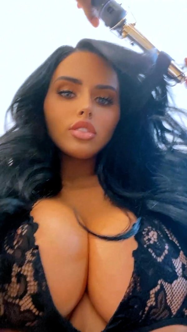 Привлекательная Abigail Ratchford с аппетитными формами