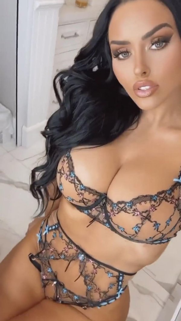 Соблазнительная Abigail Ratchford в нижнем белье