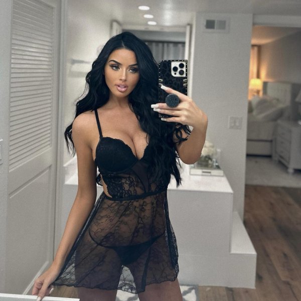 Соблазнительная модель Abigail Ratchford в прозрачном белье