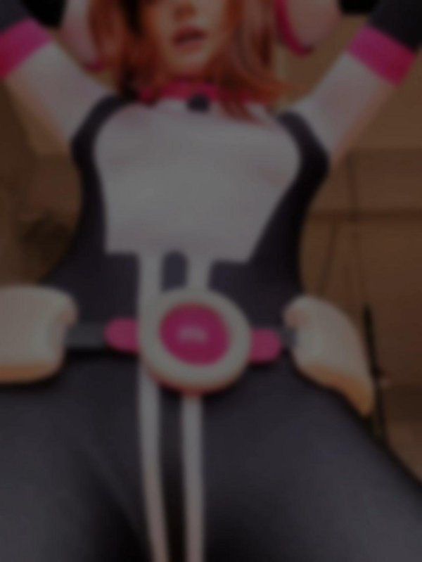 Ochako Uraraka демонстрирует страсть в сексуальном косплее