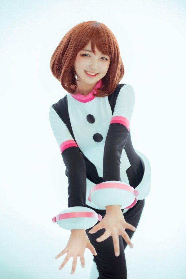Ochako Uraraka сияет в соблазнительном косплее