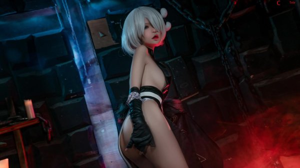 Игривая B в соблазнительном эротическом косплее