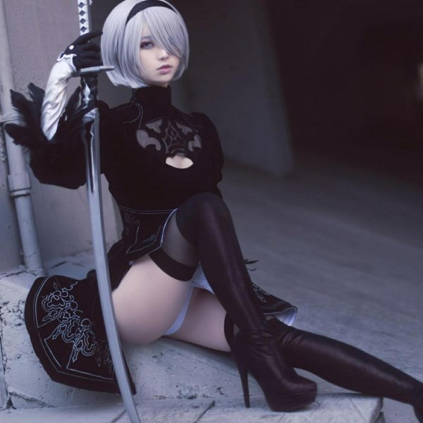 Эротическая 2B в соблазнительном косплее Nier Automata