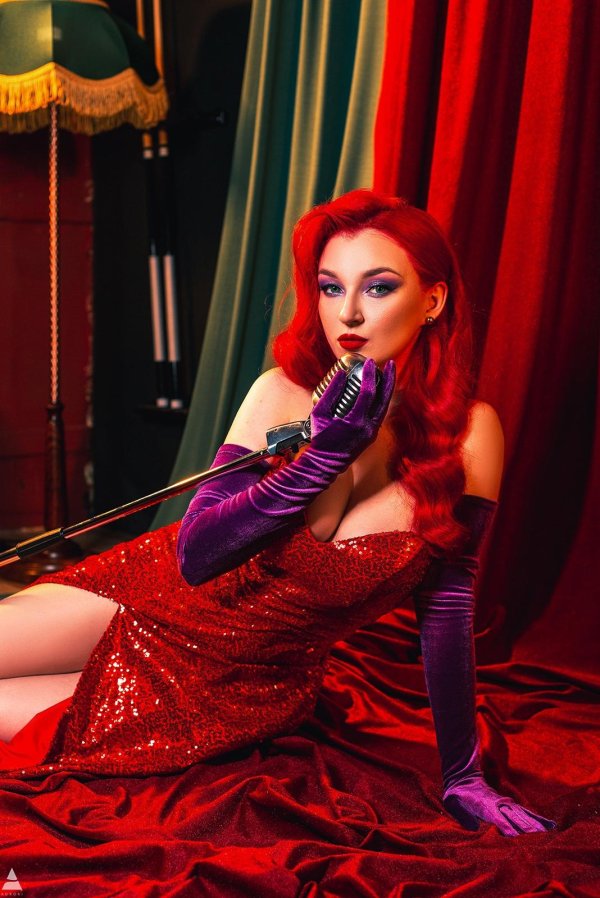 Горячая Рианна в провокационном косплее Джессики Рэббит Helly Valentine