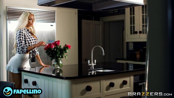 Привлекательная модель Николетта Ши в эротическом контенте Brazzers