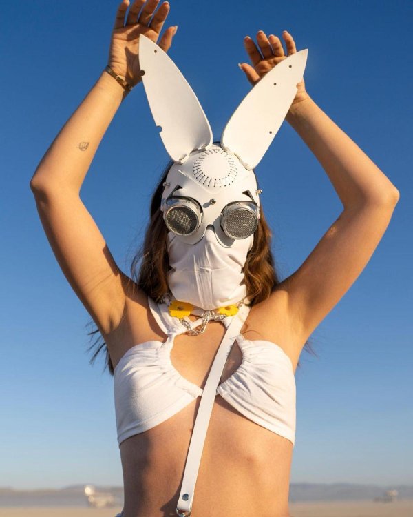 Обнаженные позы Сашы Спилберг на Burning Man