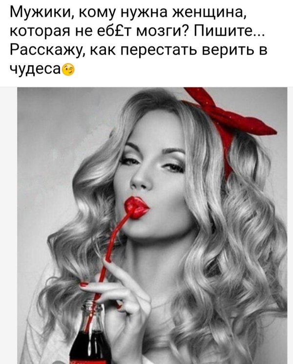 Обнаженная богиня осени среди золотой листвы и солнечных бликов