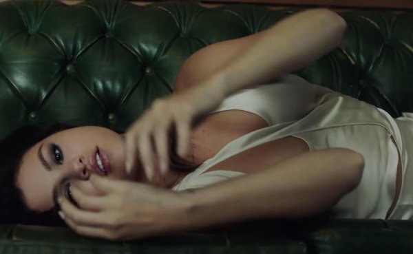 Страстный клип Good For You Селены Гомес