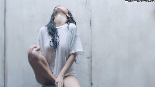 Страстная Селена Гомес в клипе Good For You