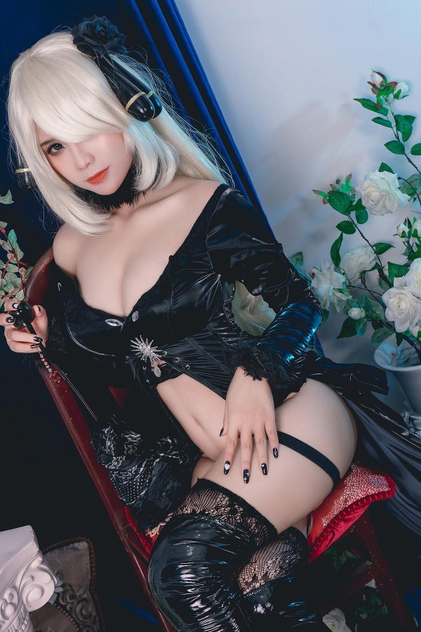 Сексуальный косплей B из Nier Automata в эротичном образе