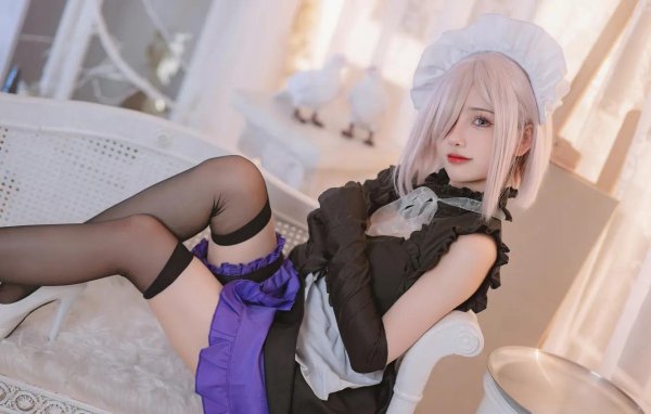 Эро косплей Mashu Kyrielight в костюме горничной