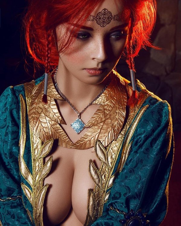 Helly Valentine в косплее Трисс Меригольд