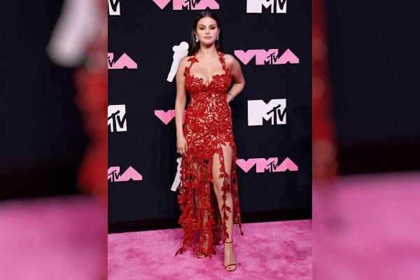 Волнующее декольте Селены Гомес в красном платье VMA
