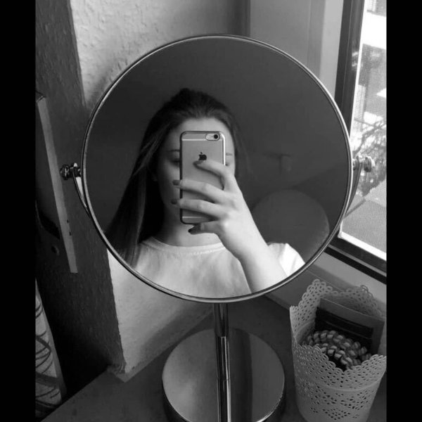 Девушки фотоются в зеркале, Девушка фоткается в зеркале, Девушки селфи в зеркале