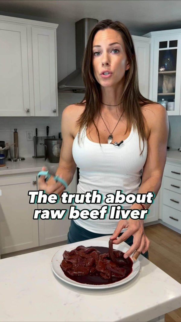 Janna Breslin с едой в нижнем белье