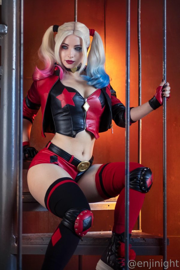 Страстная Enji Night в соблазнительном косплее Харли Квинн