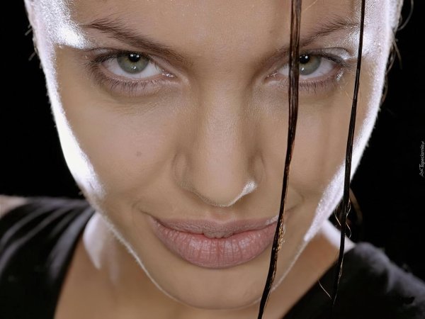 Смелая Анджелина Джоли в образе Лары Крофт