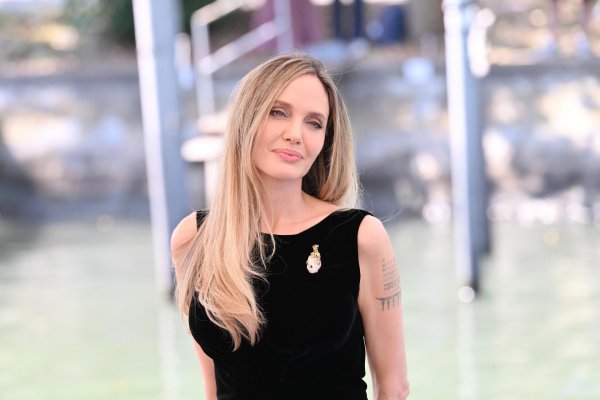 Элегантная Анджелина Джоли на Венецианском фестивале