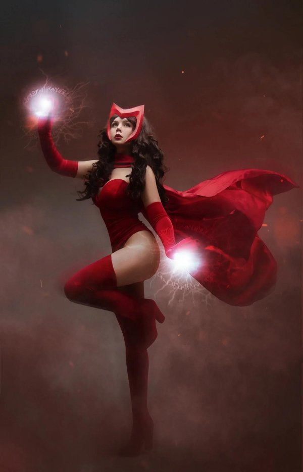Очаровательная Kalinka Fox в костюме Алой Ведьмы демонстрирует супергеройскую силу