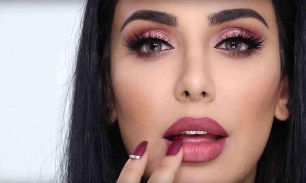 Стильный макияж Худы Каттан с розовой помадой и нежностью