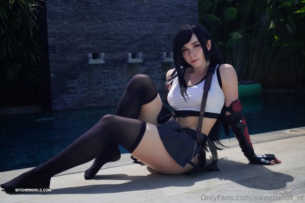 Страстная девушка в горячем косплее Tifa Lockhart
