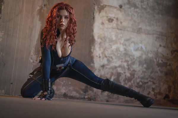 Манящая Kalinka Fox в провокационном косплее Black Widow