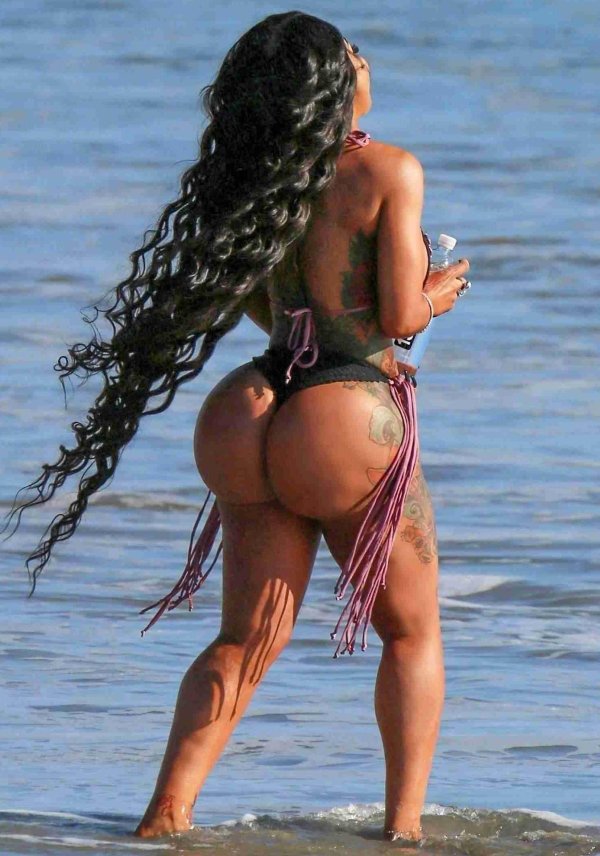 Blac Chyna с силиконовой жопой выглядит невероятно соблазнительно